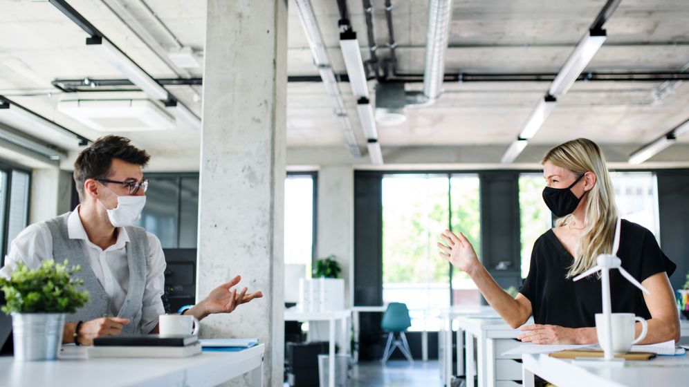 Sondaj: Aproape jumătate dintre angajații români se înțeleg cel mai bine cu un coleg de sex opus