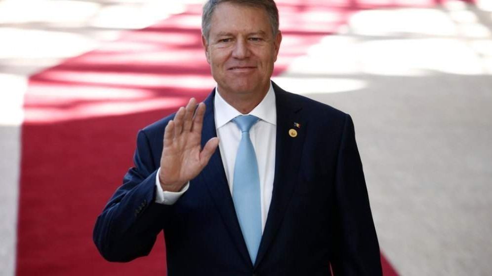 Iohannis le mulţumeşte românilor pentru sacrificiile făcute, exprimându-şi speranţa că anul 2022 va însemna revenirea la normalitate