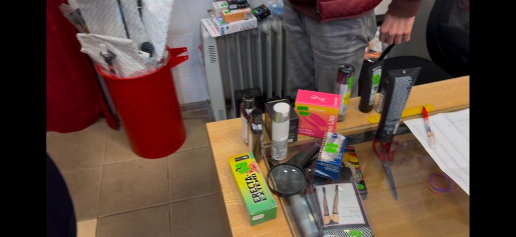 FOTO: Control ANPC la sex-shop-urile din Capitală. Ce nereguli a găsit Piedone la produsele pentru - Imagine 2