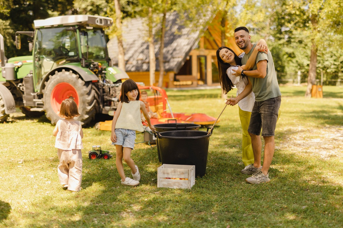 Două antreprenoare mizează pe „turismul de experiență” și aduc 5 tone de porumb și peste 500 de baloți de paie la Family Farm Fest