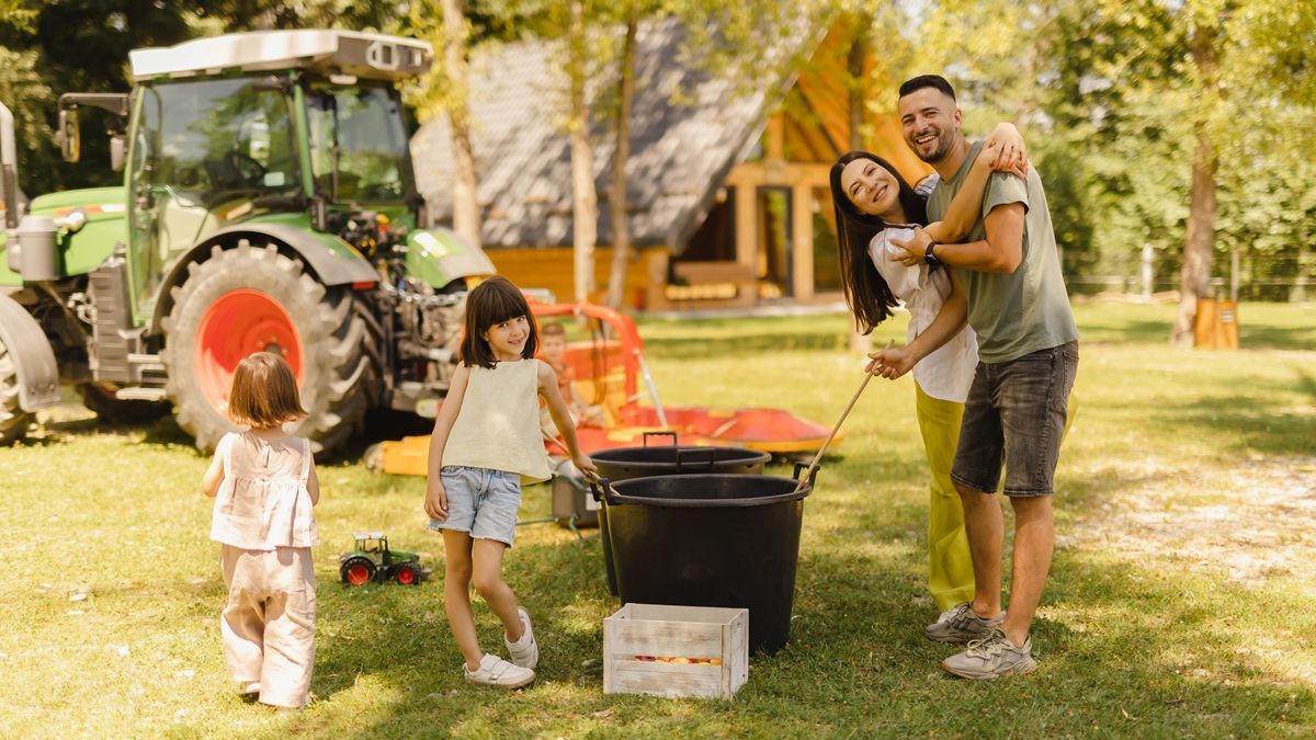 Două antreprenoare mizează pe „turismul de experiență” și aduc 5 tone de porumb și peste 500 de baloți de paie la Family Farm Fest