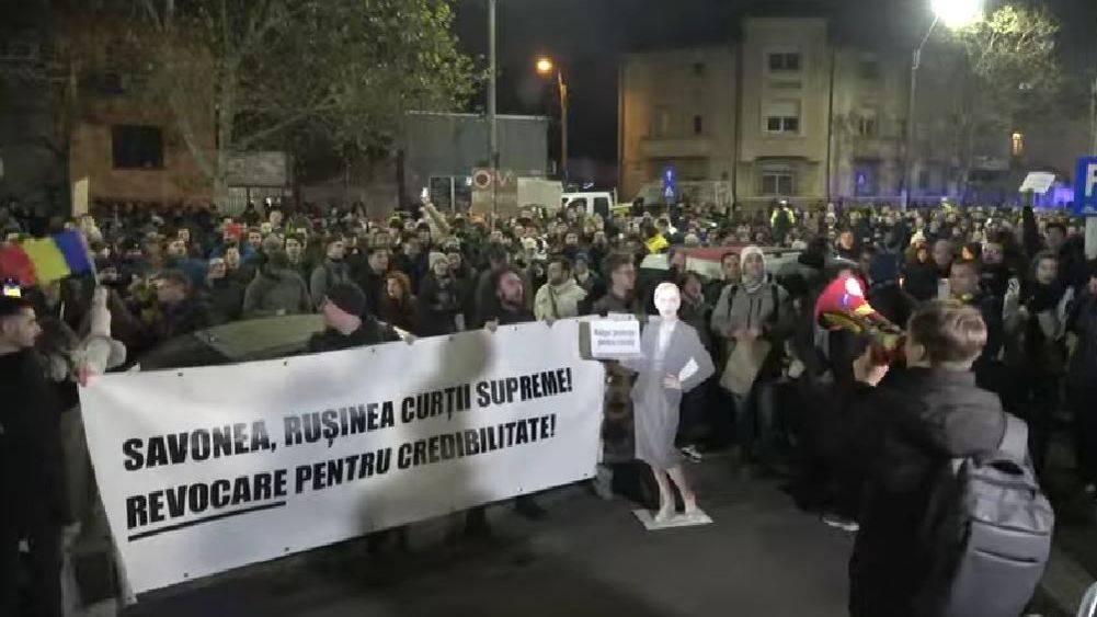 VIDEO: Protest spontan în fața CSM: Sute de români au ieșit în stradă, după publicarea documentarului Recorder privind starea justiției