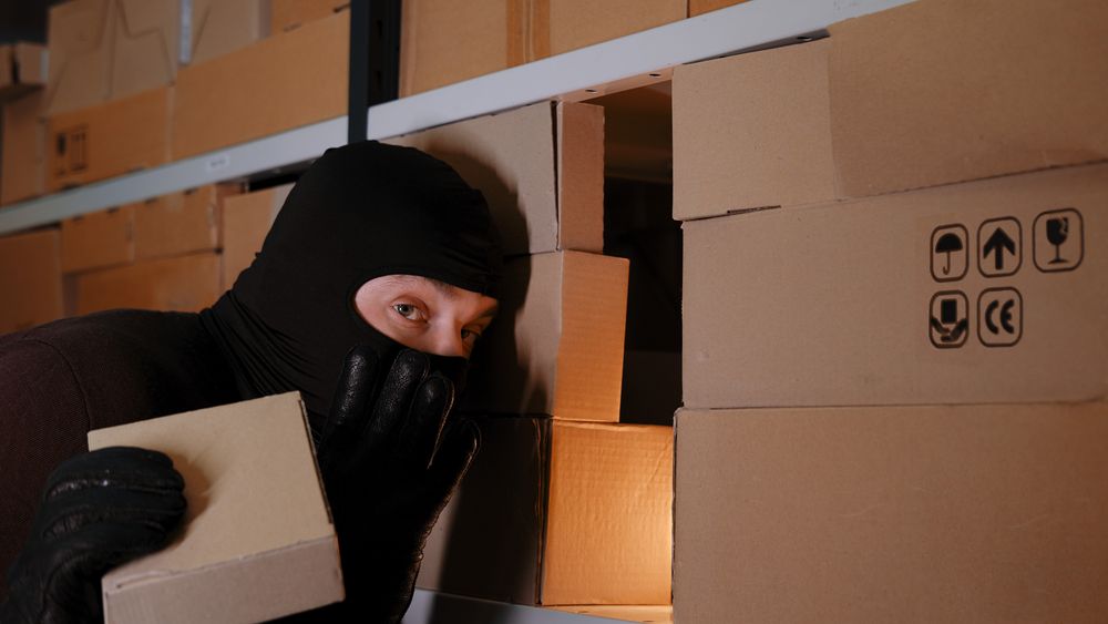 Atenție la mesajele curierilor: În unele „pachete” se pot ascunde tentative de fraudă