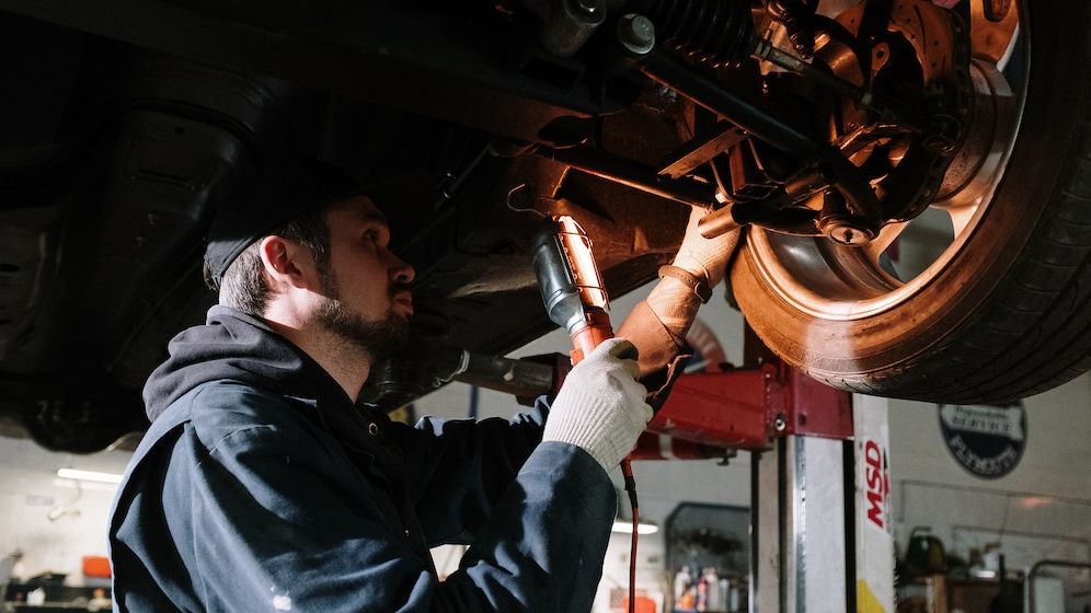 Salarii în sectorul de service și reparații: Cât câștigă un mecanic auto și un electrician