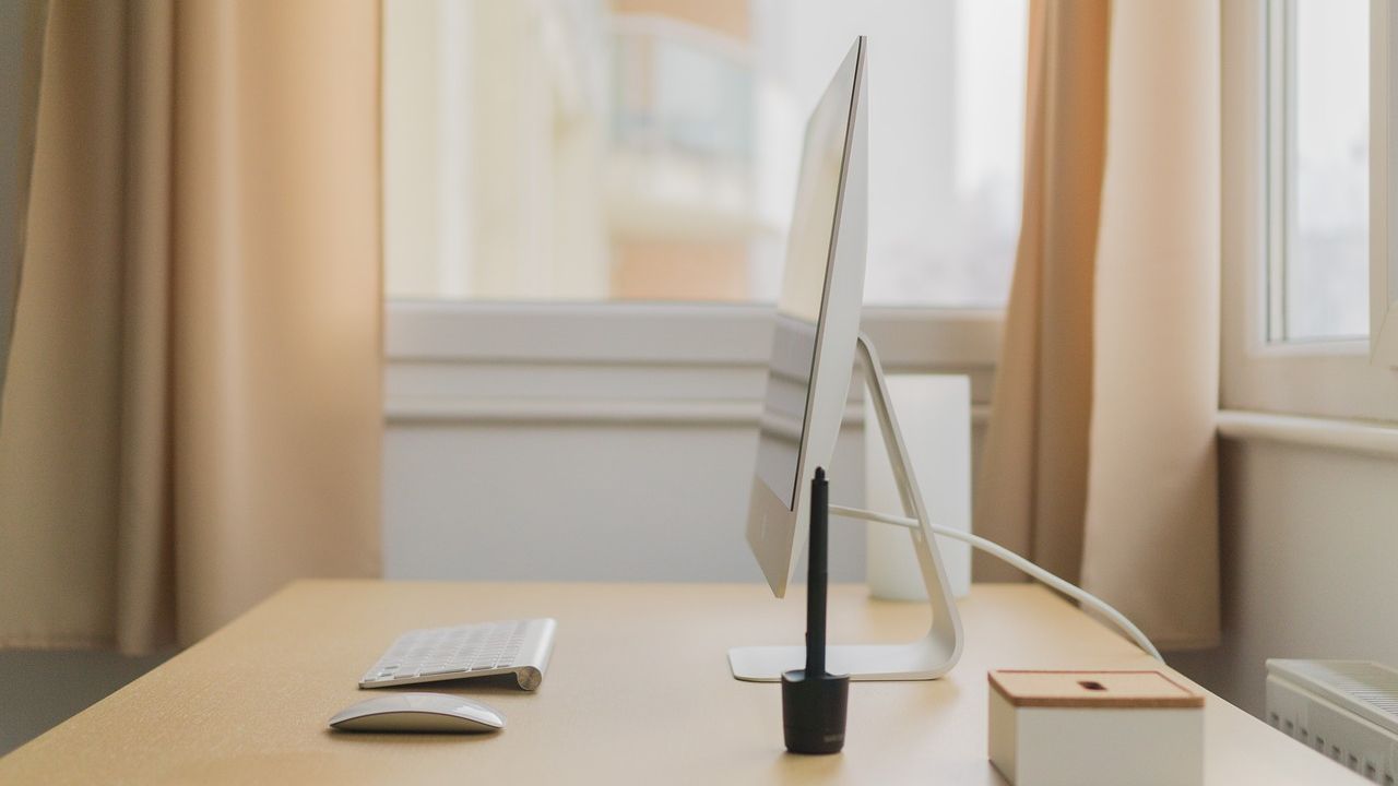 Stock Busters la eMAG: ce oferte la mobilier pentru birouri gasesti