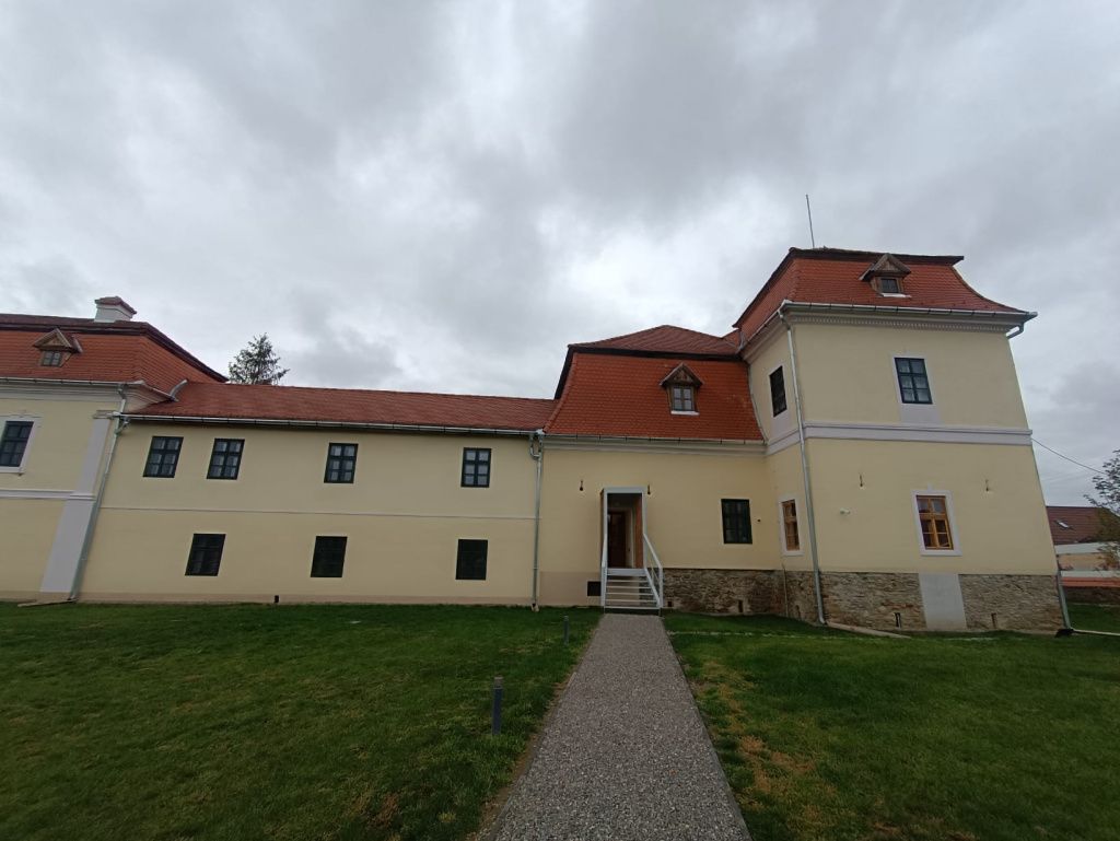 GALERIE FOTO: Magia unui castel ascuns din inima Transilvaniei. Castelul Ugron a fost uitat de lume - Imagine 1