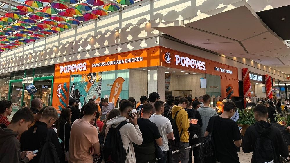Popeyes intră într-un nou oraș românesc: aripioarele picante și cartofii Cajun ajung și la Brașov