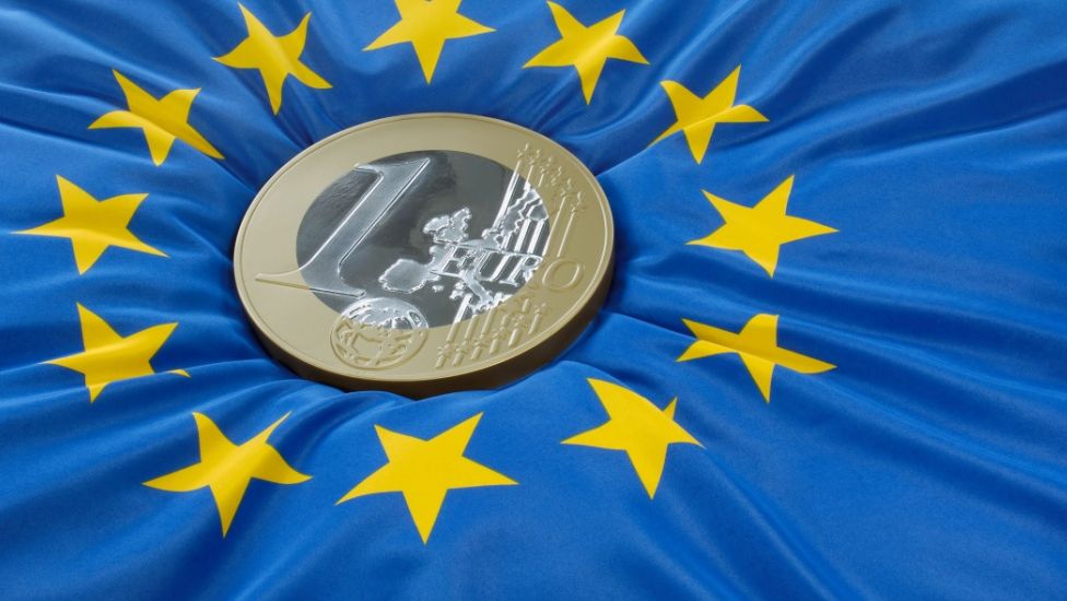 România se îndepărtează de euro: inflația, deficitul și instituțiile slabe din țară împing aderarea peste 13 ani
