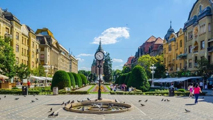 City break în România: orașul care transformă un târg de vechituri în galerie și aduce concertele pe apă