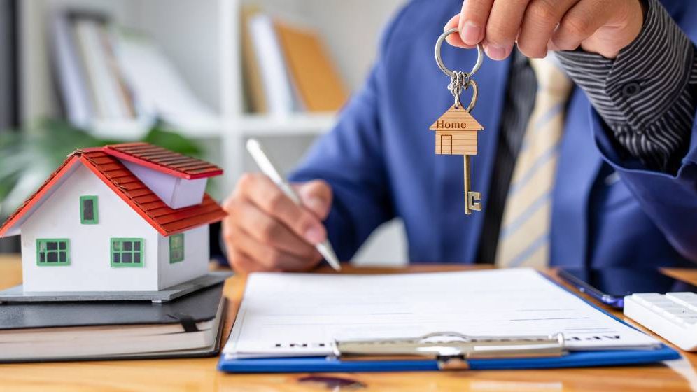 Ofertă credit ipotecar: O bancă oferă un bonus de 500 de lei românilor care își fac credit în weekend