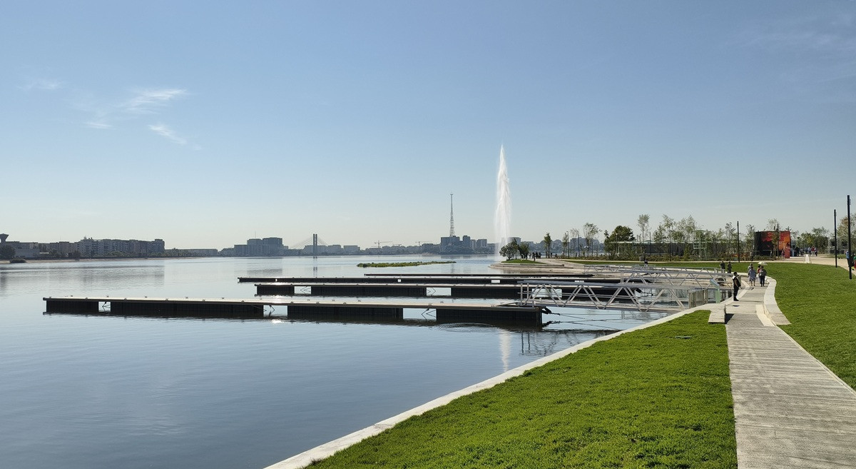 [FOTO] Cum arată insula de pe Lacul Morii după restaurare. Primăria S6 va organiza aici evenimente tot weekendul