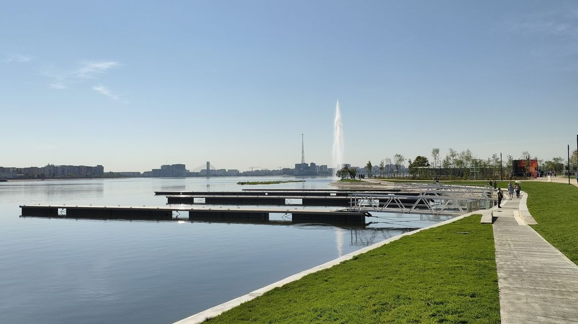 [FOTO] Cum arată insula de pe Lacul Morii după restaurare. Primăria S6 va organiza aici evenimente tot weekendul