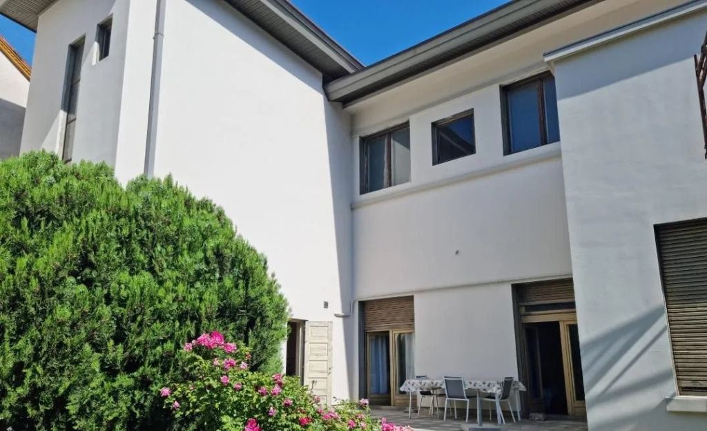 GALERIE FOTO | O vilă interbelică din centrul Capitalei, scoasă la vânzare pentru 1,5 milioane d - Imagine 3