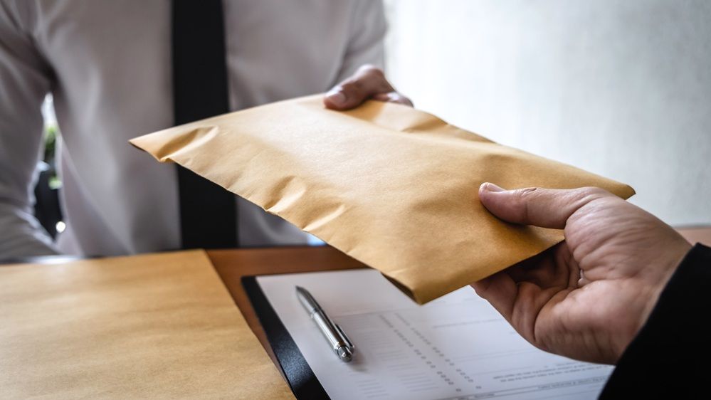 Un român a dat șpagă să promoveze examenul auto și tot nu l-a promovat