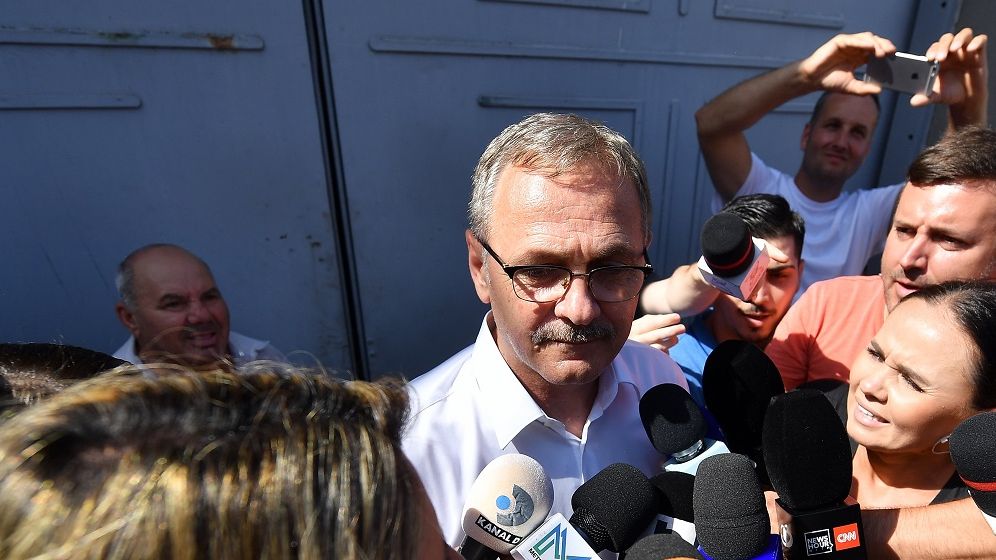 Liviu Dragnea, adus la DNA. Susținătorii acestuia i-au atacat cu iaurt și ouă pe contestatarii fostului șef al PSD