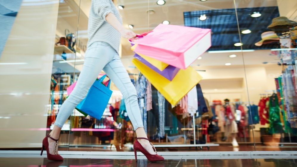 Pandemia i-a dezvățat pe români de window shopping. Stau mai puțin în mall, dar cheltuie mai mult