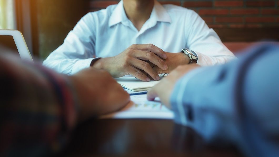 Ți-e frică să ceri o mărire de salariu? Cinci idei greșite despre negocierea lefei