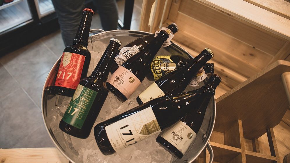 Povestea celor doua profesoare care au deschis The Beer Institute, un magazin cu peste 100 de feluri de bere artizanala