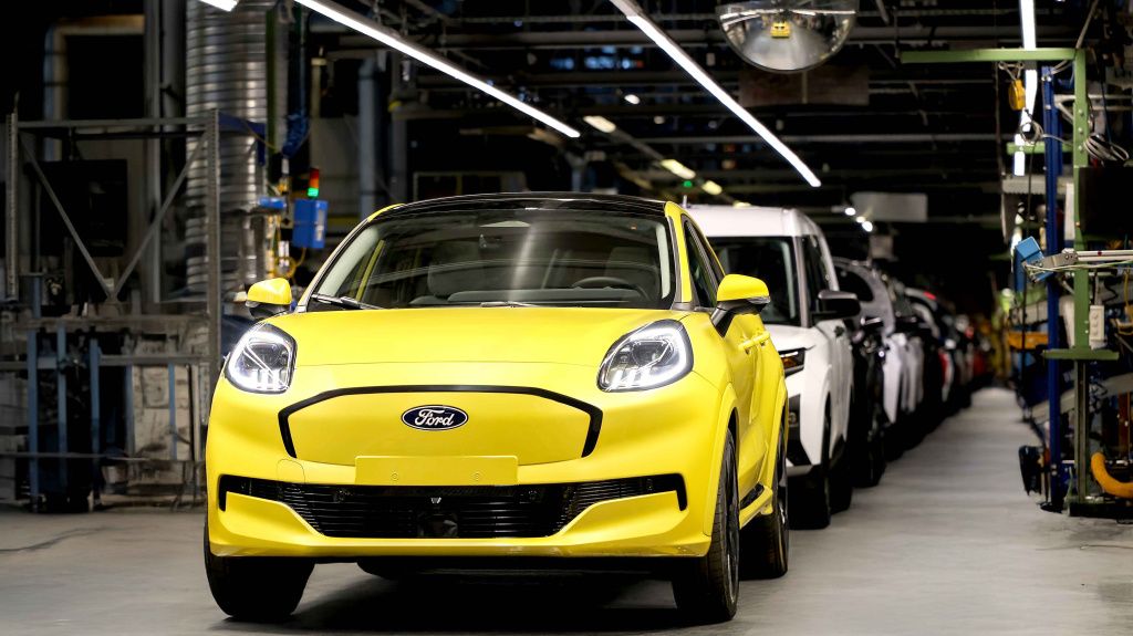 Ford aduce conducerea autonomă pe modelul făcut la Craiova, dar și o autonomie mai mare pentru versiunea electrică