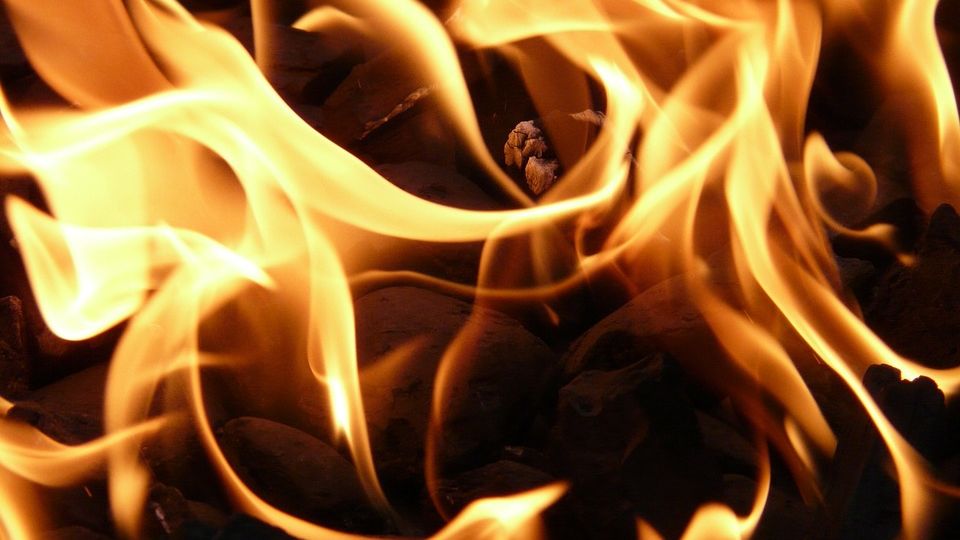 Incendiul izbucnit la Mihailesti, a fost stins; procurorii si criminalistii fac cercetari