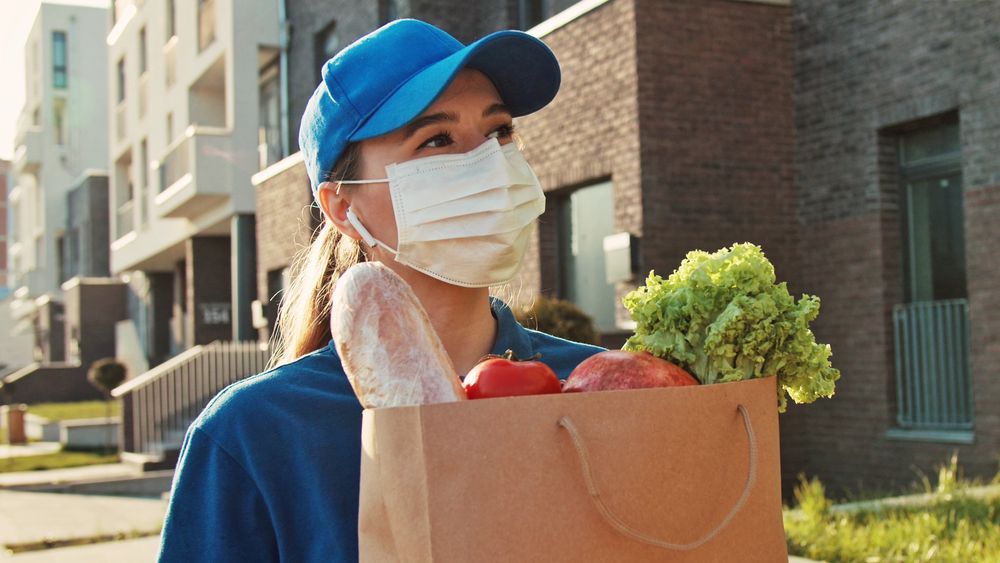 Obligația de a purta mască în aer liber se extinde: județele Vâlcea și Brașov vor aplica măsura