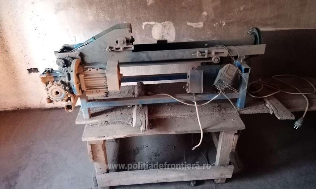 GALERIE FOTO | Cum arată fabricile ilegale de țigări din România. Produc sute de tone anual - Imagine 17
