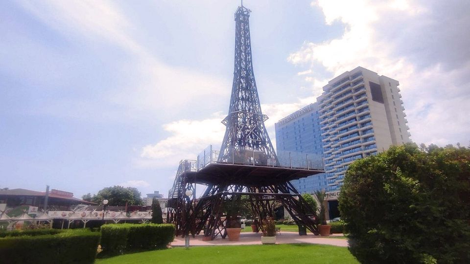 Cele 3 minuni ale Nisipurilor de Aur: Turnul Eiffel, Colosseumul bulgăresc și marea tarabă chinezească