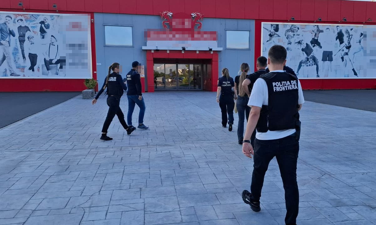 Percheziții în București și patru județe într-un dosar cu produse contrafăcute și arme