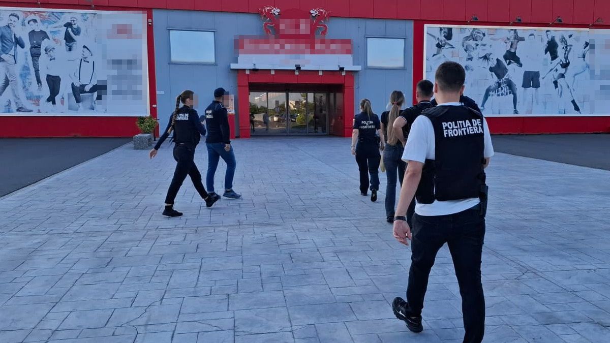 Percheziții în București și patru județe într-un dosar cu produse contrafăcute și arme