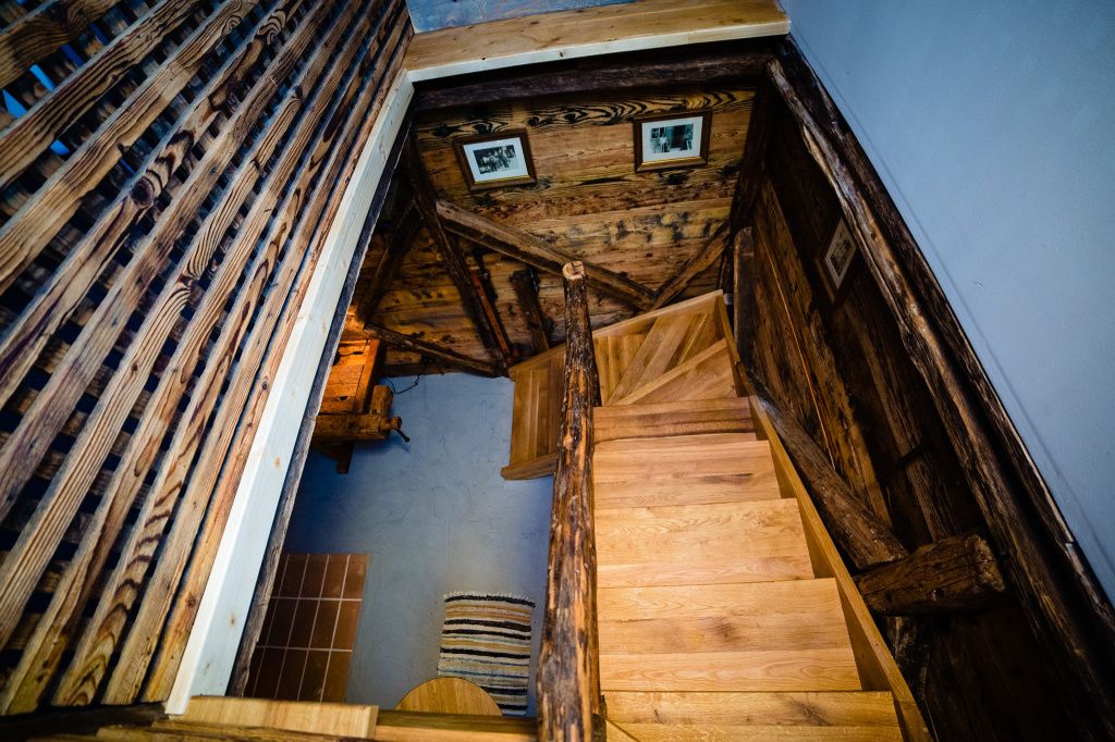FOTO | Satul Banului Guesthouse: Locul fără semnal la telefon unde te cazezi în camera bunicilor - Imagine 6