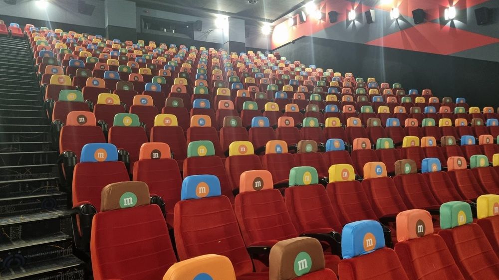 Cum funcționează publicitatea în cinema: Cine cumpără campanii, cât costă și cum este țintit publicul în funcție de film