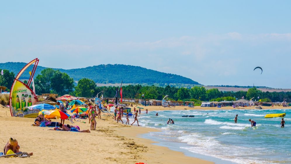 Comercianții de pe litoralul bulgăresc plâng după turiștii străini cu dare de mână: „Românii nu cumpără nimic”