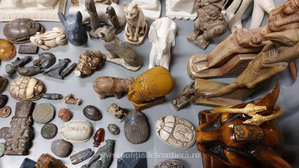 Doi libanezi, prinși pe Aeroportul Otopeni cu artefacte egiptene