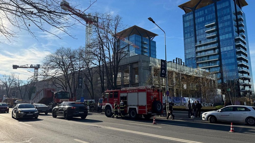 BREAKING | Accident pe un șantier din București: O placă de beton a căzut peste un utilaj dintr-o parcare subterană