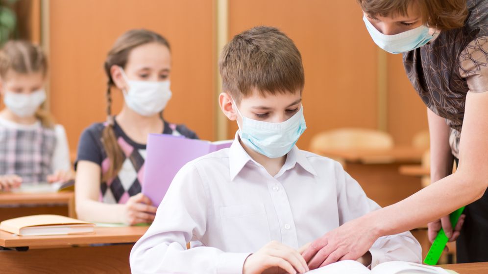 Ce se întâmplă dacă un copil prezintă simptome COVID-19 la școală. Clarificări de la Ministerul Educației