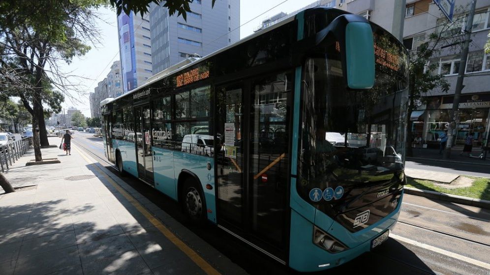 Circulaţia unor autobuze, extinsă pe parcursul nopţii, pentru maratonul vaccinării anti-COVID