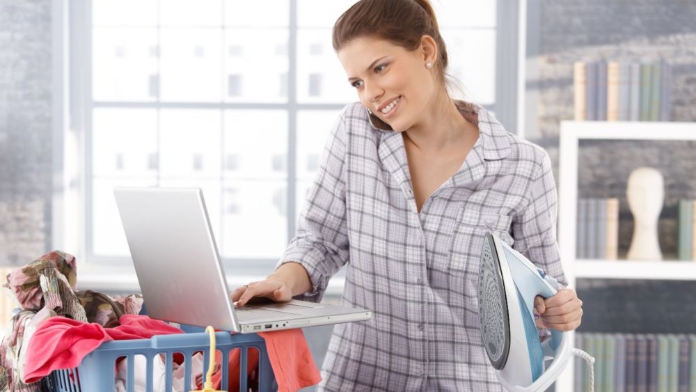 Deși au un job, femeile sunt „angajate” și acasă. Ele gătesc, spală, calcă și au și grijă de copii