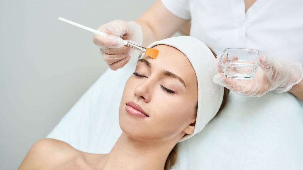 Peeling chimic acasă vs. peeling chimic la o clinică de estetică