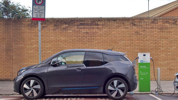 Propunere de lege in Marea Britanie: statiile de incarcare pentru masinile electrice sa devina obligatorii in benzinarii si spatiile de servicii de pe autostrazi