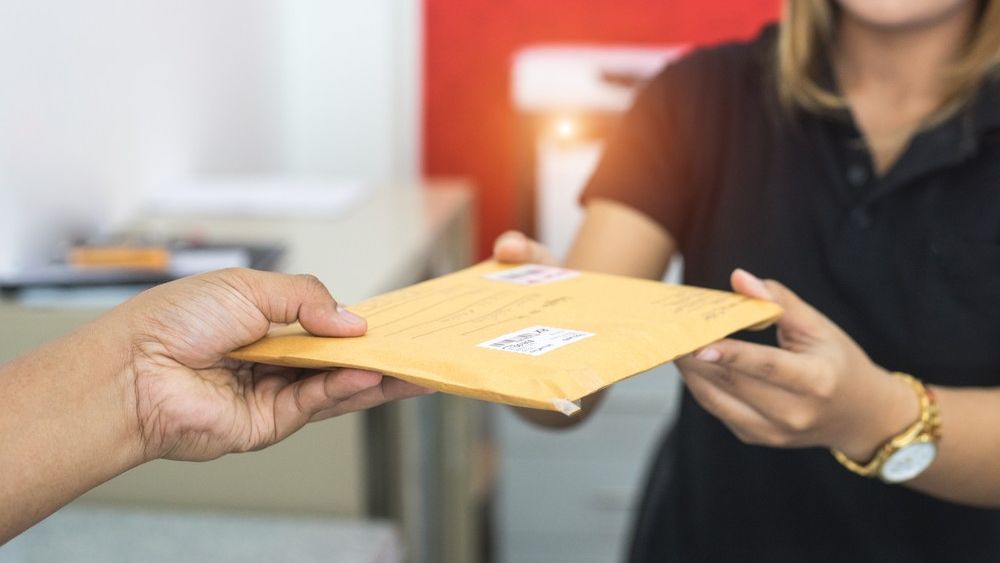 Peste 11.000 de romani sunt postasi. Cat castiga un angajat al Postei Romane