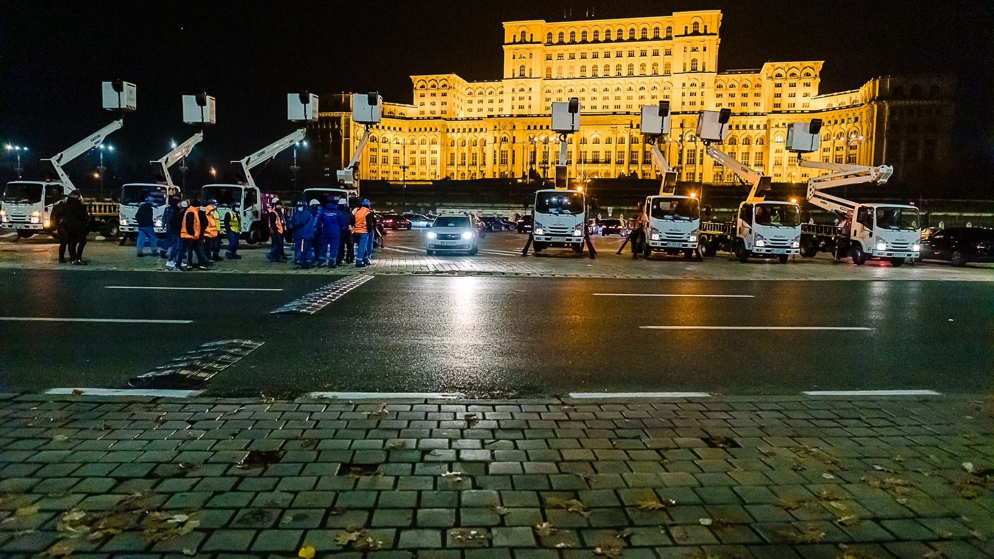 FOTO | A început montarea decorațiunilor de Crăciun în București