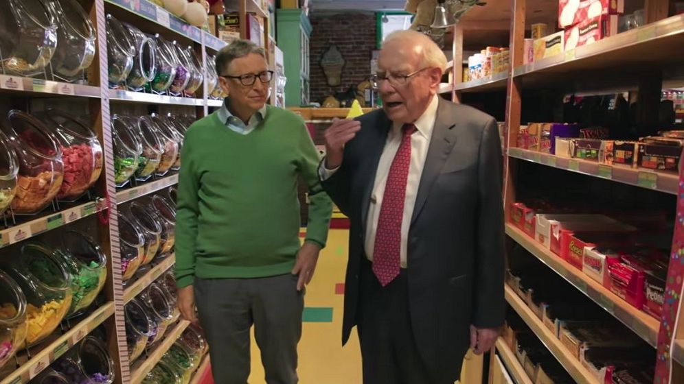 Oameni bogați, cu gusturi simple: Bill Gates își amintește cum „l-a prins” pe Warren Buffett mâncând Oreo pe post de mic-dejun