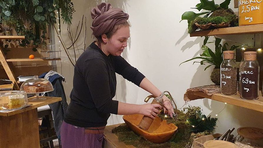[FOTO] Colțul de natură din centrul Bucureștiului: În vizită la primul magazin "zero waste" din Capitală