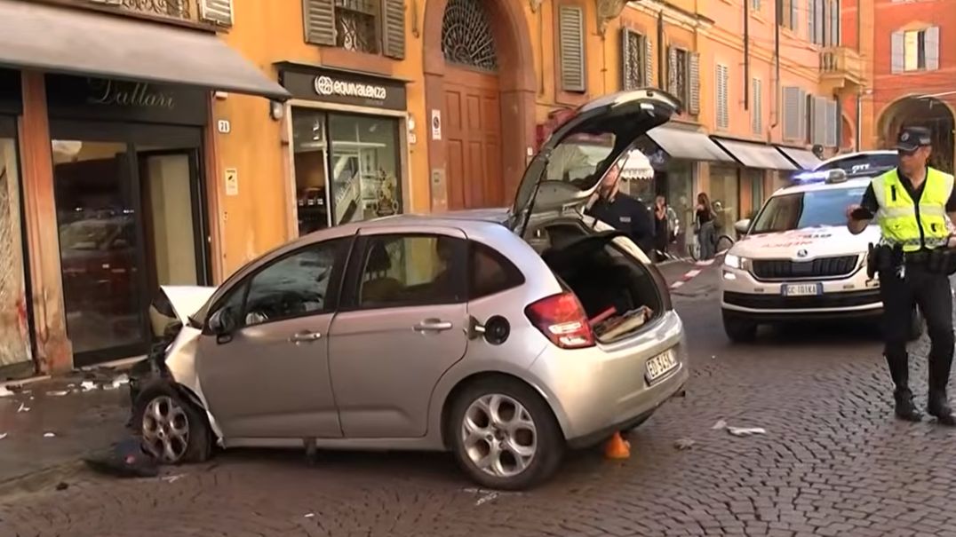 Posibil atentat în Italia: mai mulți răniți după ce o mașină a intrat într-o mulțime de oameni