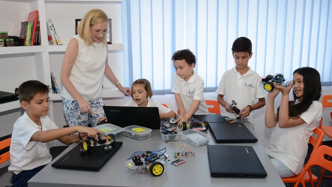Academia Micilor Developeri: De ce copiii sub 8 ani ar trebui sa se joace cu Lego, nu cu device-uri