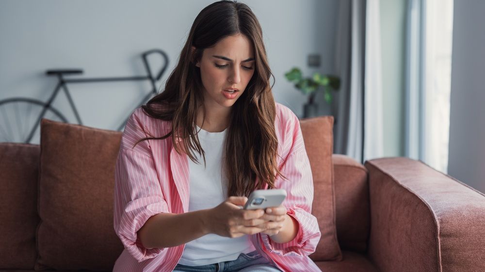 SONDAJ: TikTok, preferat de votanții AUR. Facebook rămâne lider. De unde își iau românii informațiile