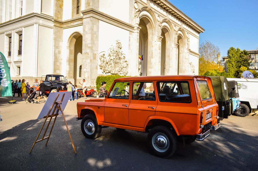 GALERIE FOTO | Mașinile comunismului au făcut baie de mulțime la Operă - Imagine 65