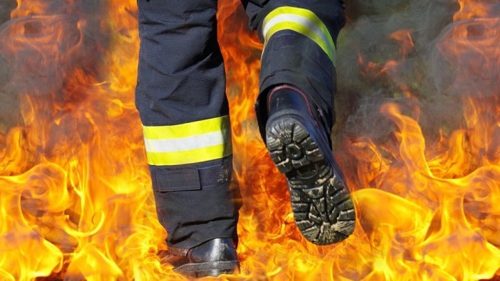 Incendiu puternic izbucnit la o hala de productie din Buftea: nu sunt inregistrate victime