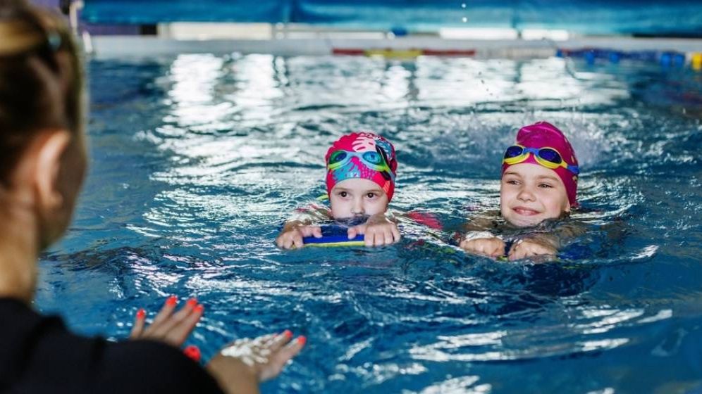 Primăria S1 oferă cursuri de înot pentru copii. Unde se fac, cât costă și care sunt condițiile de înscriere