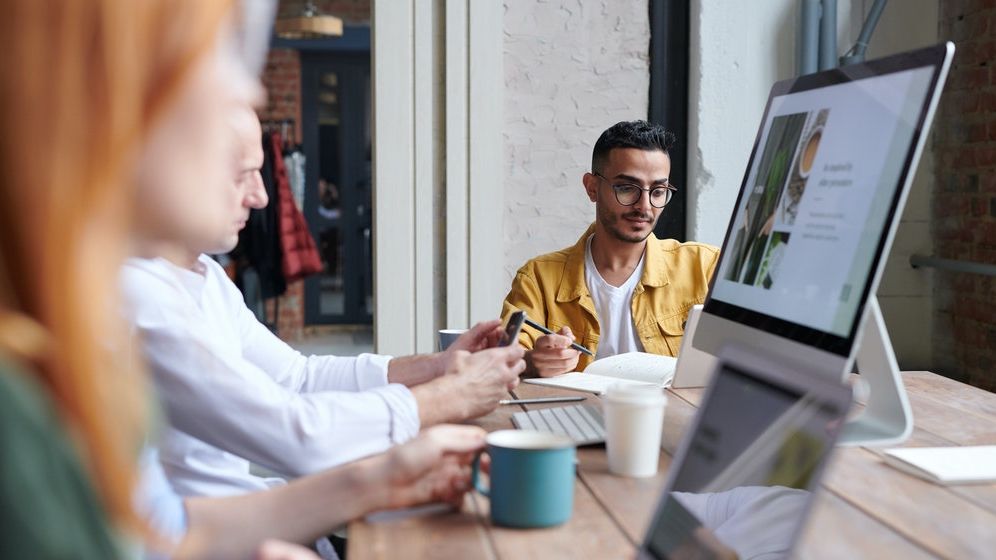 Un extrovertit în românește devine introvertit în engleză, iar frica de a nu spune greșeli poate distruge o afacere